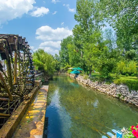 Autocamp Laks Camping